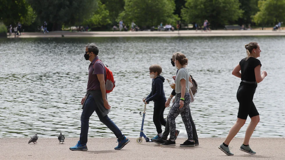 Det finns tecken på att barn inte sprider coronaviruset lika mycket som vuxna gör, enligt två brittiska epidemiologer. Bilden är från Hyde Park i London i söndags.