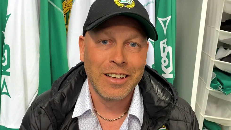 Pierre Roos i Hammarbyjacka. Efter 13 år som verksam inom bandyn i Uppsala så ser Roos fram emot elitseriesäsongen i sitt nya lag. Han påpekar också under intervjun att "åldern bara är en siffra!"