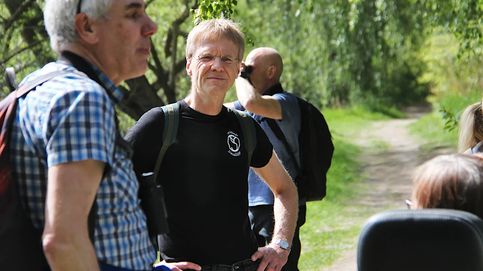 ”Biologisk mångfald är en viktig fråga att arbeta med som ger både utmaningar och möjligheter. Genom samverkan blir vi kraftfulla i agerandet” sade landshövding Göran Enander när han ledde den symboliska ceremonin då hållbarhetslöftena signerades av aktörerna på fredagen. På bilden vid ett besök på Dyarna, ett naturreservat som ingår i åtgärdsarbetet i Enköping.