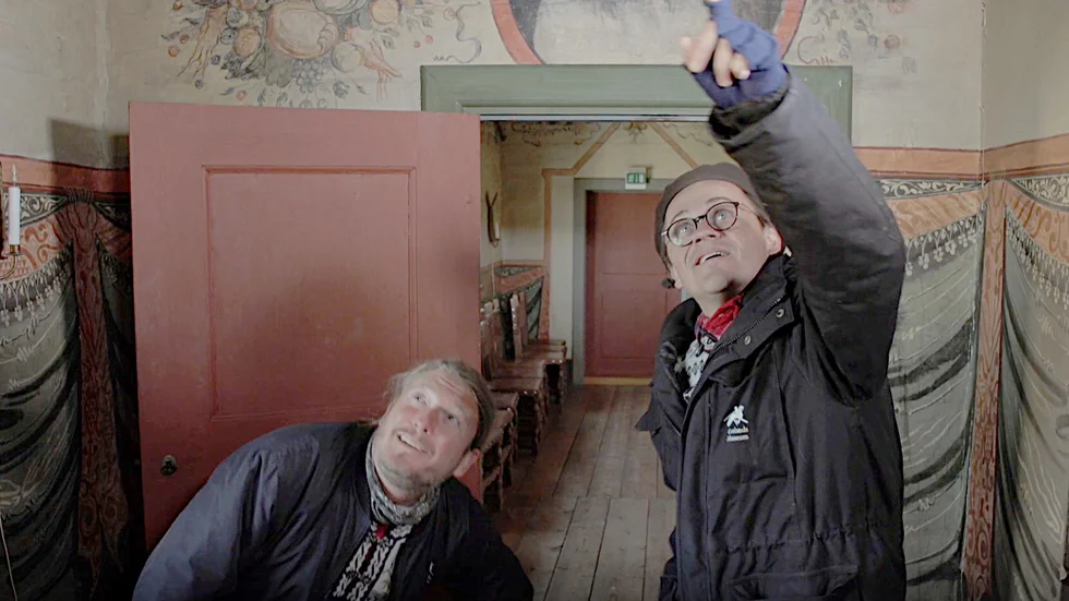 I den första filmen guidar Jeremy Harder (t v) och Lars Kruthof tittarna runt i det gamla residenset.