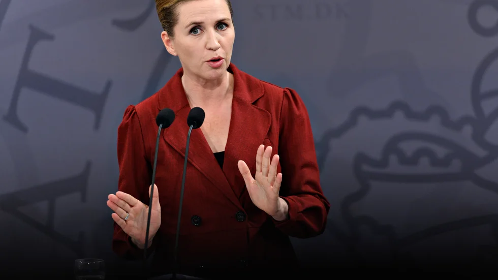 Danmarks statsminister Mette Frederiksen (S) ifrågasätts för att ha hänvisat till myndigheters råd vid sitt besked i mars om landets omfattande åtgärder mot coronavirusets spridning. Arkivbild.