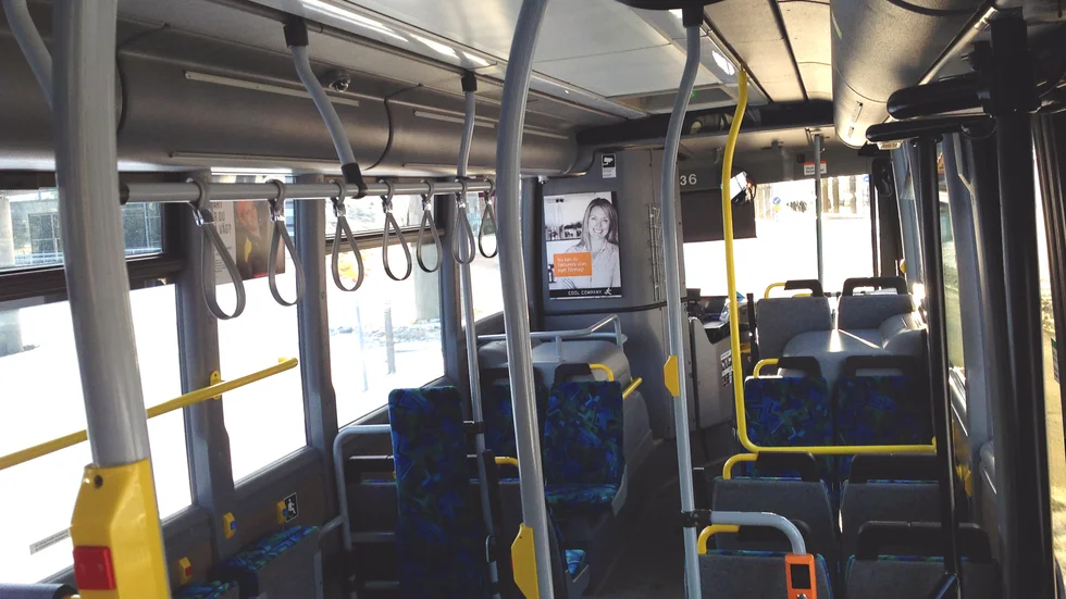 En tom buss borde innebära lägre biljettpris på just den turen. Genom att anpassa biljettpriserna efter efterfrågan tror skribenten att kollektivtrafiken skulle kunna få tillbaka sina passagerare.