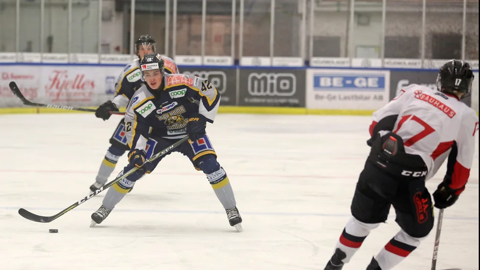 Gustav Andersson fick allt mer speltid i Hockeyettan i vintras, men nu lämnar backen Visby Roma.