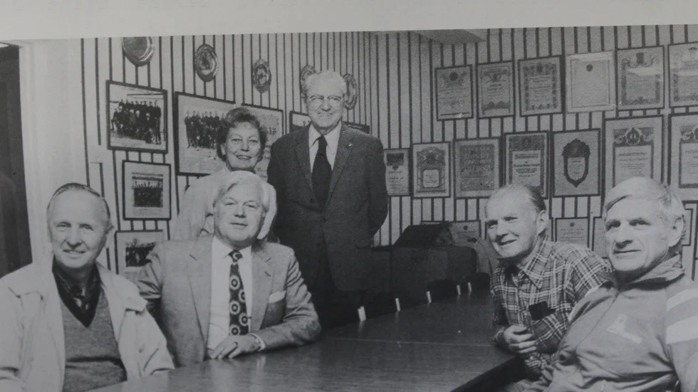 Här ses OS-löparen Artur Svensson stående under ett besök på FAIK:s kansli. Överiga från vänster Arne Swenson, Rune Fritzon, Ulla Andersson, Bertil Magnusson och Sven Andersson.