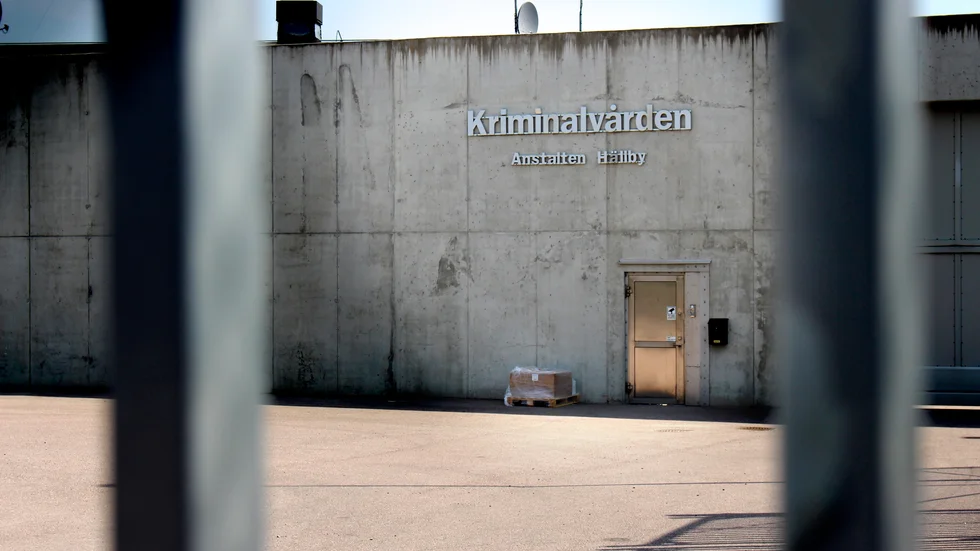Det var här på Hällbyanstalten som den livstidsdömde mördare ska ha stuckit en medfånge i halsen med en pincett.