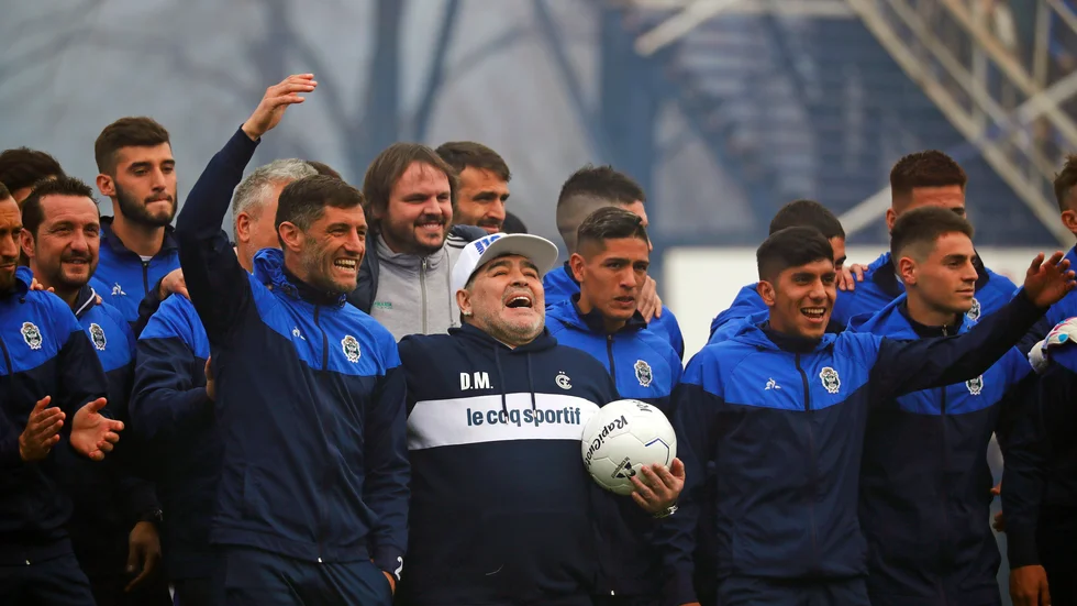 Diego Maradona och hans Gimnasia slipper nedflyttning.