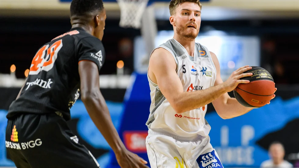 Lukas Friberg spelade drygt 18 minuter per match för Svenska basketligans överraskningslag Köping den gångna säsongen. Nu väntar spel med KFUM Uppsala Basket i superettan.