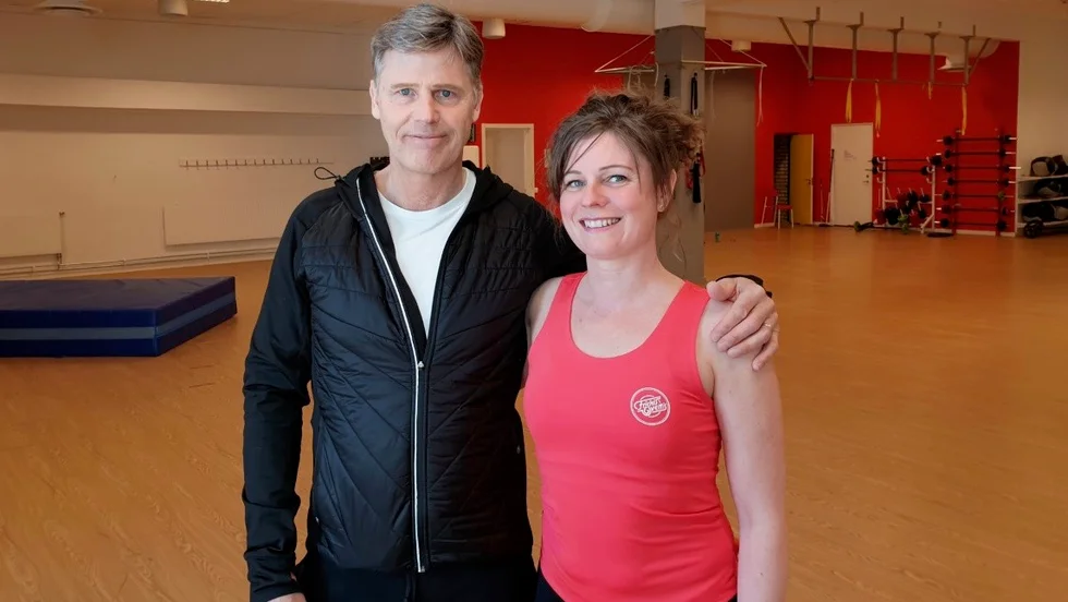 Lennarth Johnsson och Therése Marklund hjälper till med övningar som man kan köra hemma i coronatider.