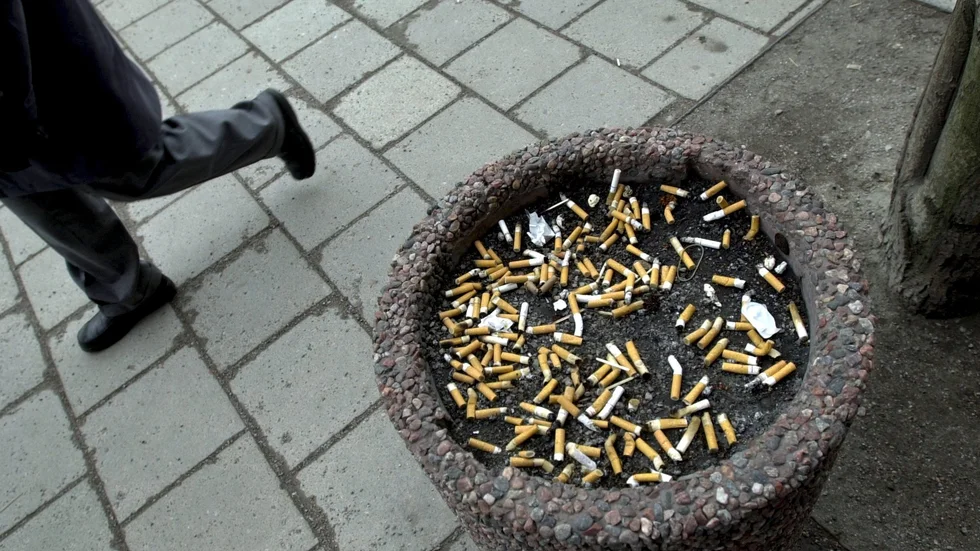 Grannar klagar om en gammal brukare som går ut och köper cigaretter i centrum. Personen och platsen i bilden har ingenting med händelsen att göra. 