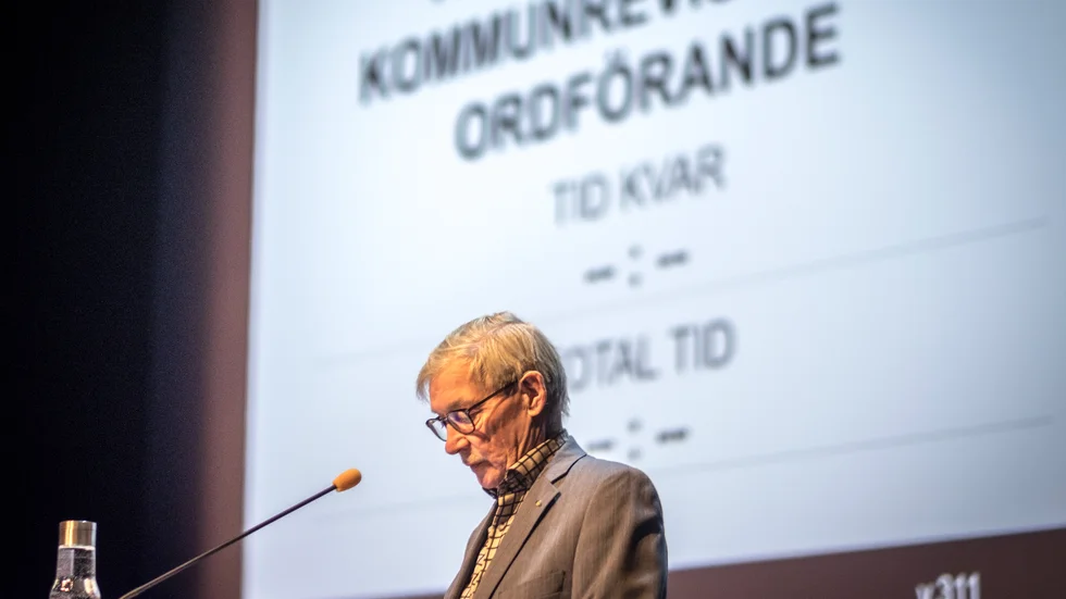 "Kommunledningen har medvetet undanhållit ärenden för kommunstyrelsen". Det sade Rolf Höglund, ordförande i revisionen, efter kommunfullmäktiges beslut.