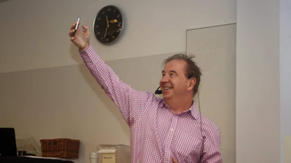 Canice Hamill, Nordirland, tar en selfie under sitt föredrag om hur it-lösningen för utbildningsprogrammet fungerar.