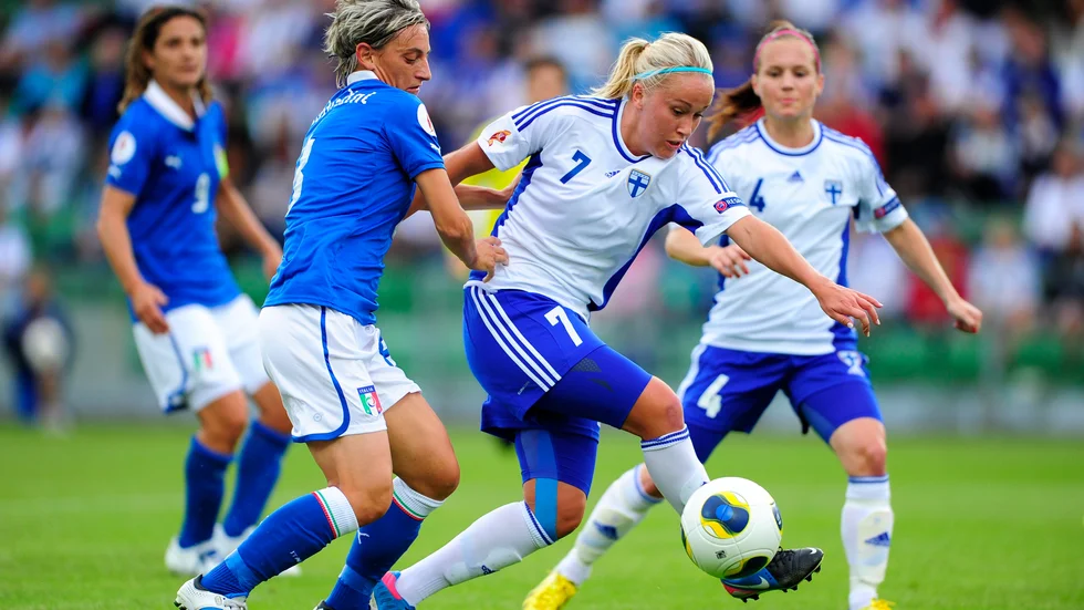 Annika Kukkonen, vit tröja, spelade EM i Sverige 2013. Här en bild från när Italien och Finland möttes på Örjans vall i Halmstad