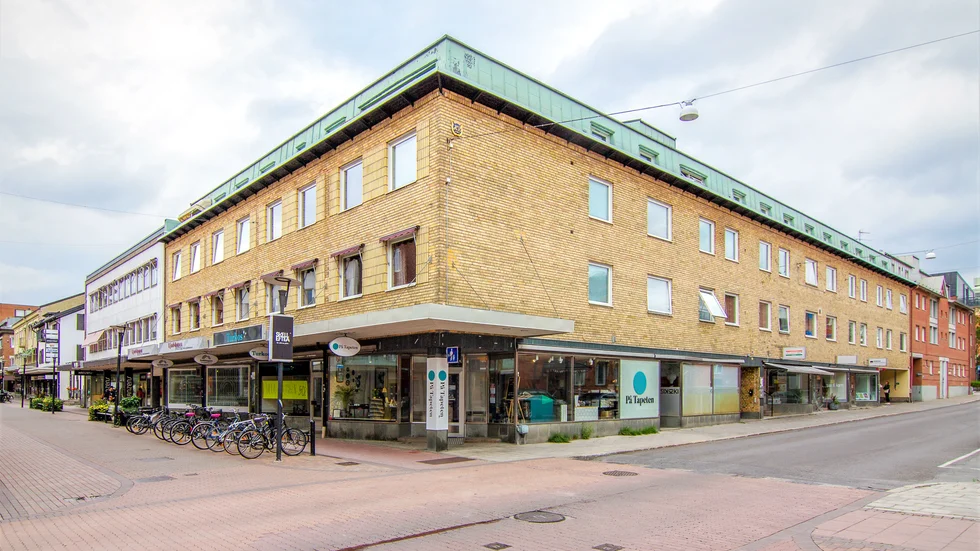 Den ena fastigheten ligger i korsningen Nygatan–Skeppargatan.
