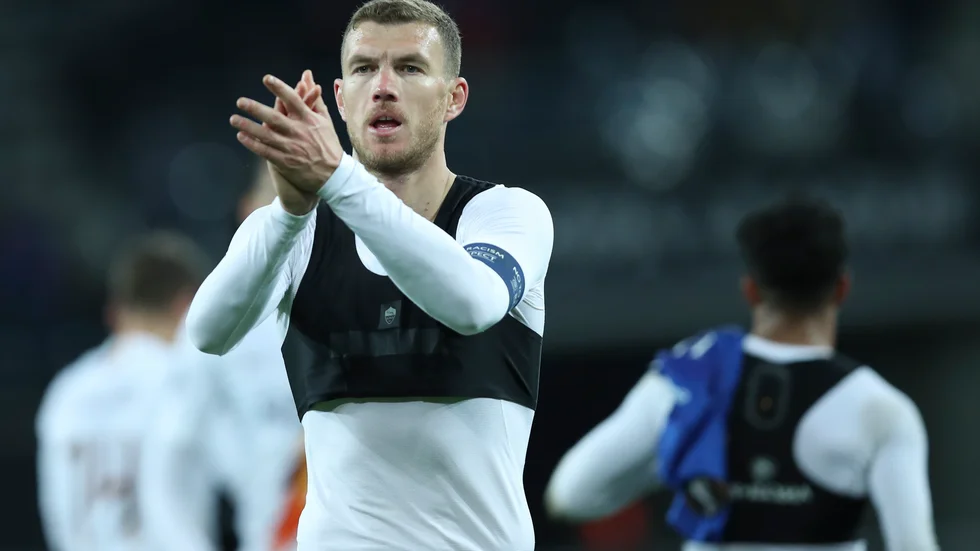 Edin Dzeko avstår sin lön säsongen ut, som alla andra spelare och ledare i Serie A-klubben Roma. Arkivbild.