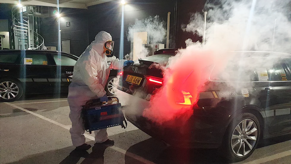 Nu sanerar Taxi Enköping regelbundet sina bilar för att minska risken för coronasmitta. I helgen fylldes samtliga 25 bilar med väteperoxid i rökform. 