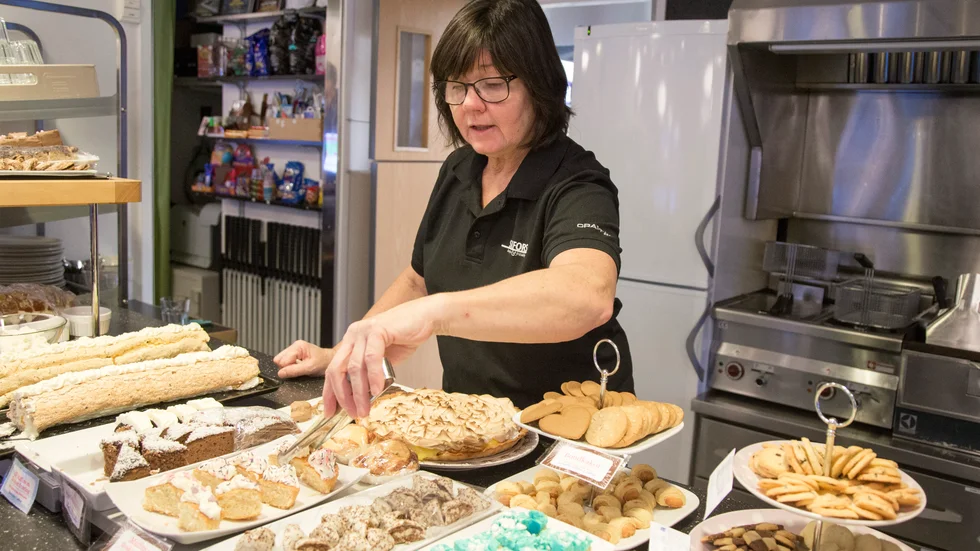 Åsa Nilsson, verksamhetschef vid Sikfors konferens och fritidsby, har beslutat att hålla öppet under valborgshelgen. "Men det blir ingenting i kåtan i år", säger hon. (Arkivbild)