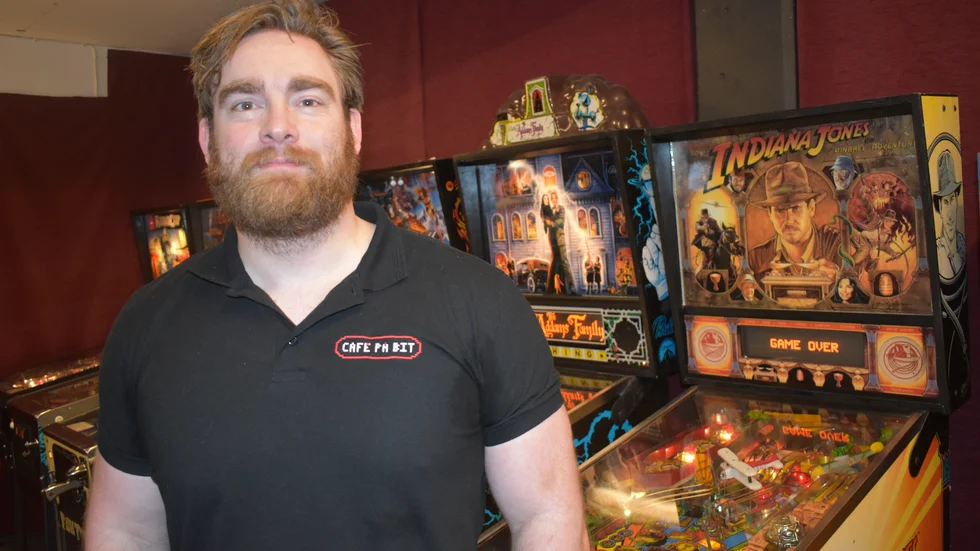 Totte Aspevind i arkadhallen på Café på bit. Han brinner för e-sport och för tävlingar i spel. 