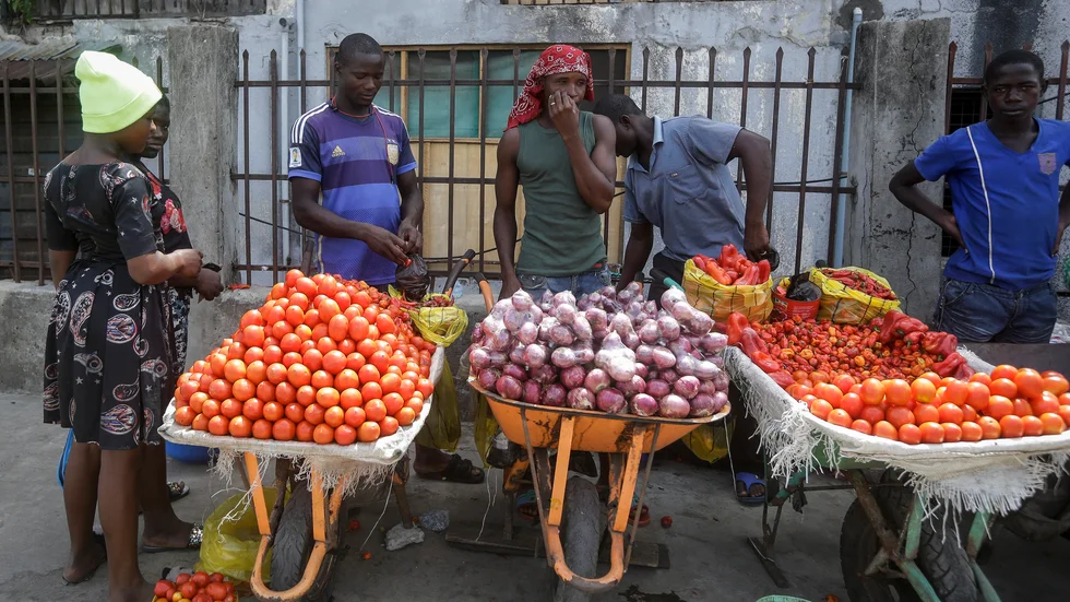 Tomater och lök saluförs på gatan i Nigerias största stad Lagos.