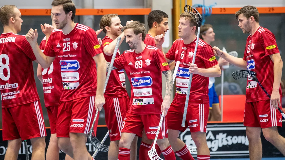 Den kommande säsongen får Emil Hedström säkerligen vara med och fira mål med sina nya lagkompisar i Strängnäs IBK.
