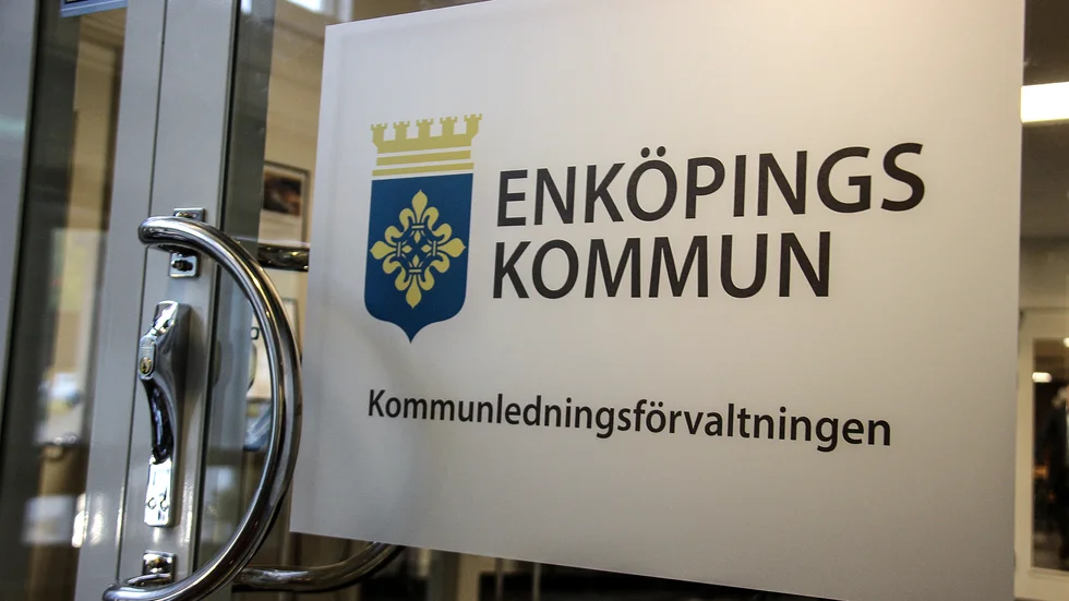 Vi värnar personalen inom välfärden framför den administrativa, skriver Jesper Englundh.