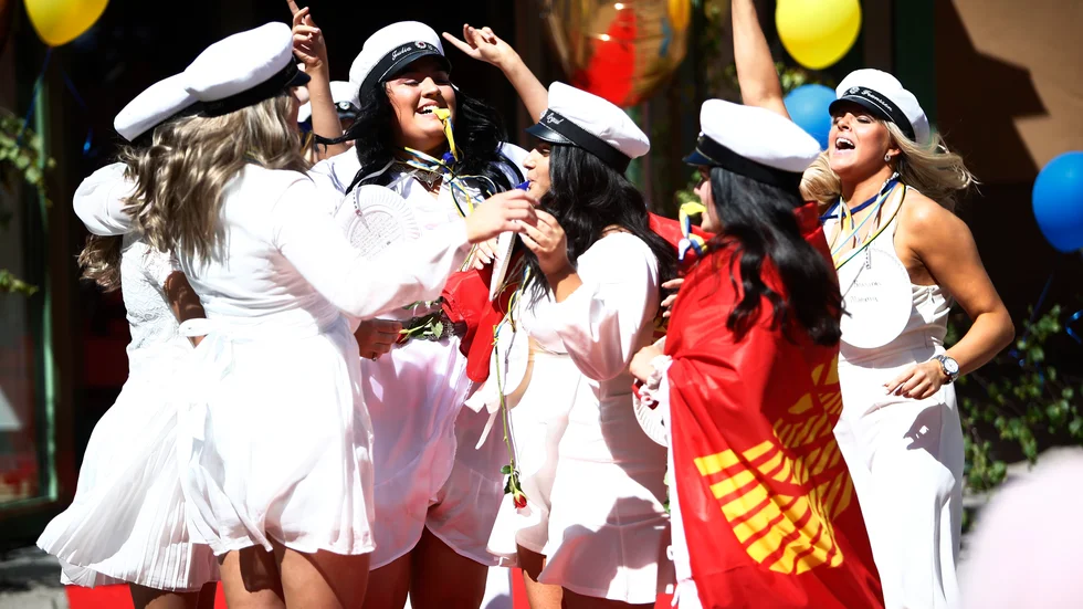 "För vi har tagit studenten!". Glädjescener när  frisöreleverna springer ut till pumpande musik.
