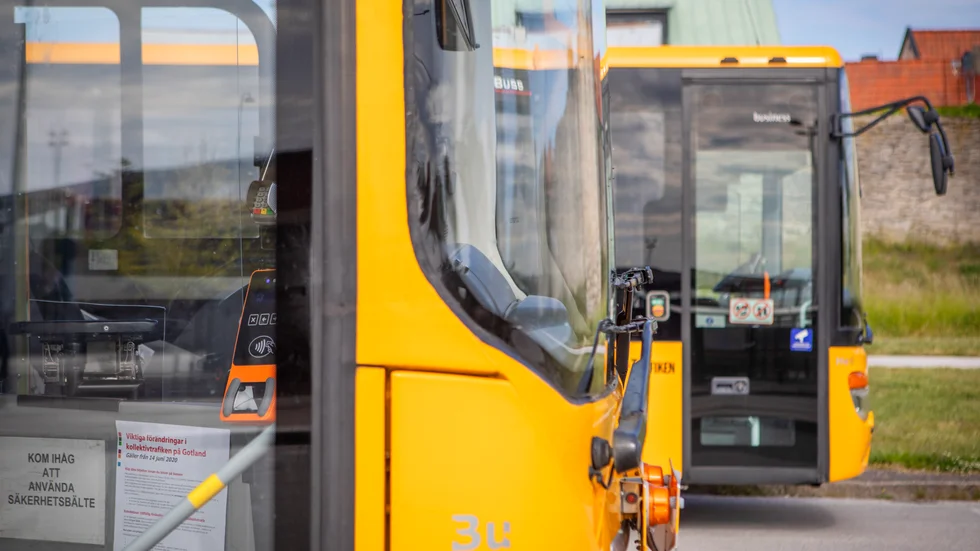 Insändarskribenten vittnar om "överfulla bussar som kör i 80 km/h på våra landsvägar. Barn och ungdomar som får stå och vingla i flera mil, blandat med äldre och sjuka personer på väg till lasarettet i ”knökfulla” bussar, utan en chans att skydda sig från virus och baciller".