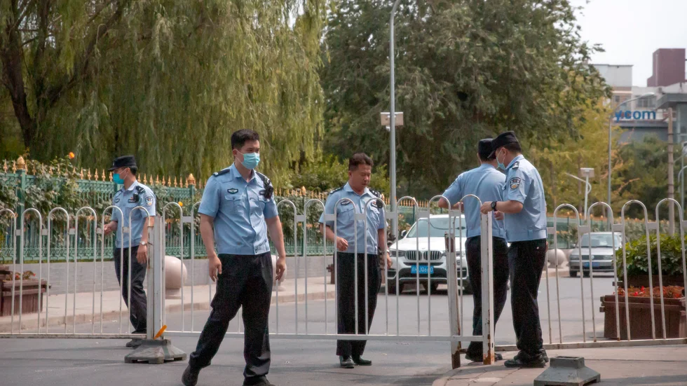 Invånare i flera bostadsområden i Peking har tvingats lämna sina hem då nya fall av coronaviruset har upptäckts.