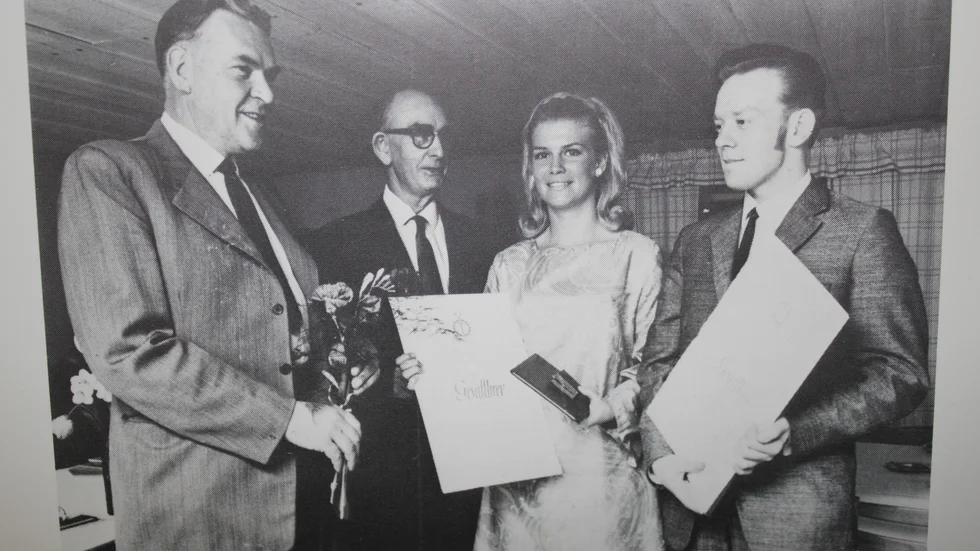 Utdelning av gesällbrev på 1960-talet. Tyvärr lyckades Eric Larsson inte få fram namnen på de fyra personerna.