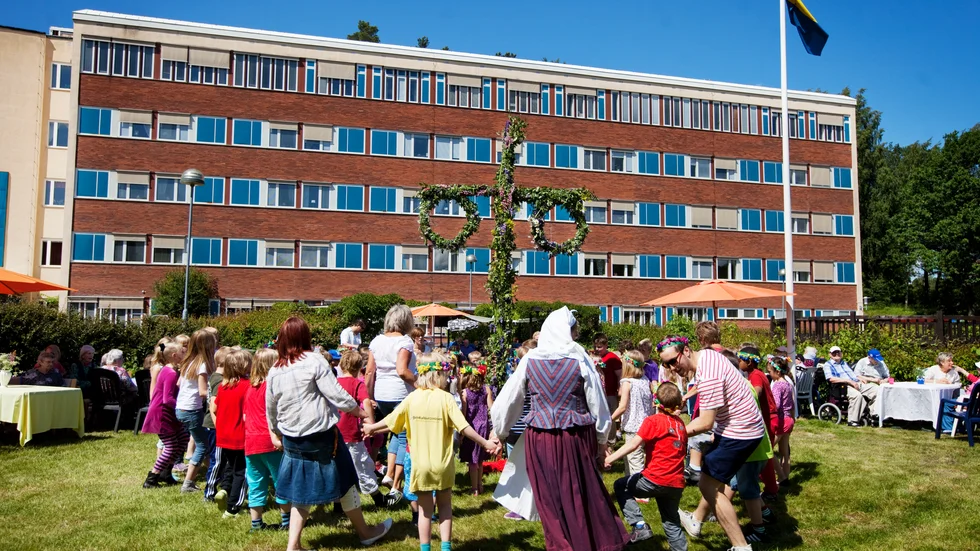 Djurgårdens äldreboende ska avvecklas. Det meddelade Eskilstuna kommun på tisdagen. På bilden syns midsommardans utanför boendet för några år sedan. 