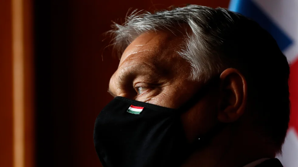 Ungerns premiärminister Viktor Orbán med munskydd under ett möte i Tjeckien den 11 juni.