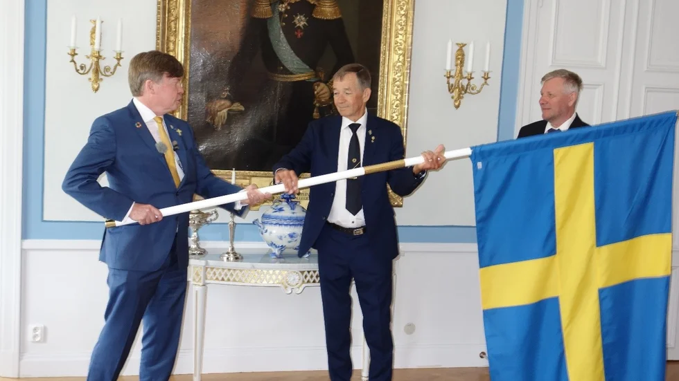 Presidenten Börje Niva som tillsammans med tillträdande presidenten Claes Simonander i Lions Luleå tog emot den svenska fanan av landshövding Björn O. Nilsson.