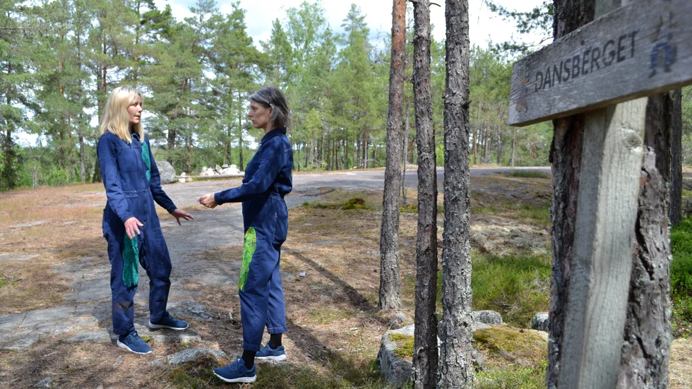Dansarna Amanda Billberg och Jannine Rivel bjuder in till koreografiska utflykter bland barr och mossa, mygg och ekorrar. Här på Dansberget i Hållsta.