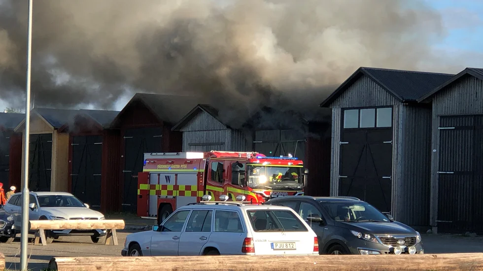 Tjock rök vällde ut från båthuset där den brinnande båten fanns.
