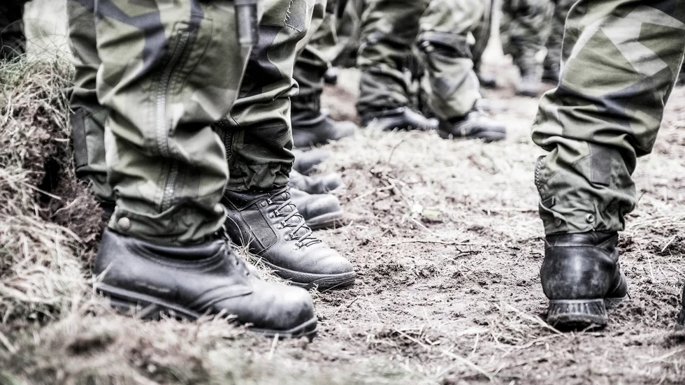 En militär botfälls för detonerandet av en överdriven sprängladdning.