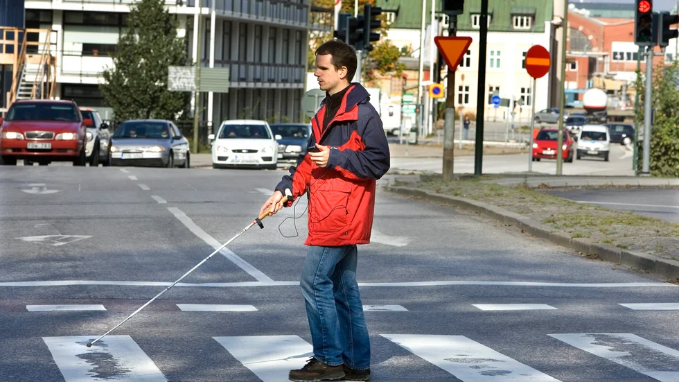 Ledsagning i samband med resor är inte alltid en rättighet att räkna med, för synskadade och blinda, enligt insändarskribenterna.