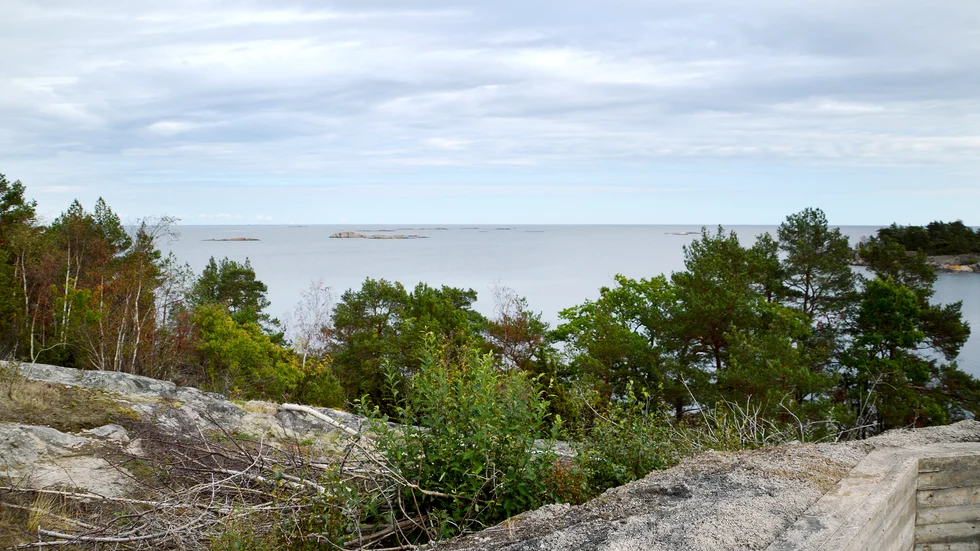 Här på Bergön, som varit en militäranläggning, vill markägaren skapa en turistmagnet. Planerna går nu vidare i mindre skala.