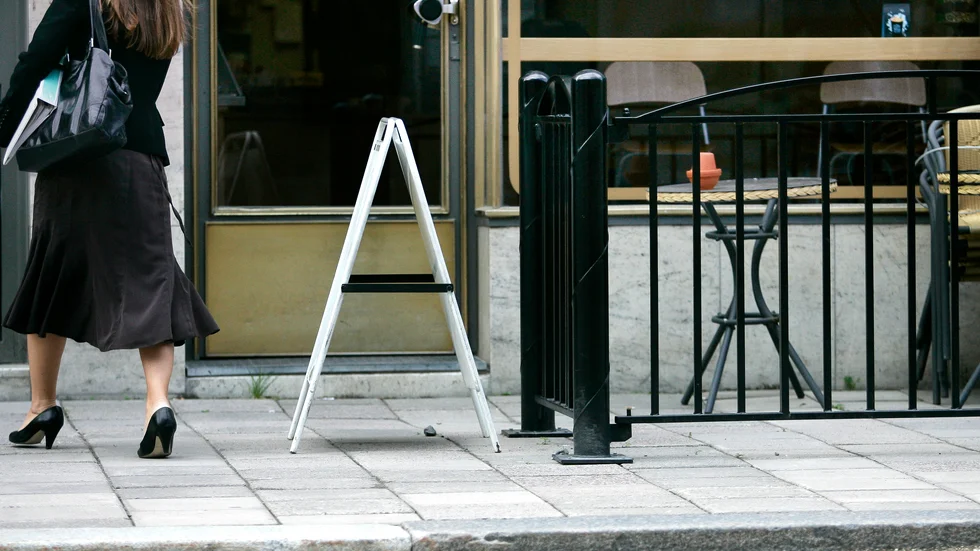 Gatupratare och uteserveringar kan ställa till problem för personer med funktionshinder, som synskadade och rullstolsburna.