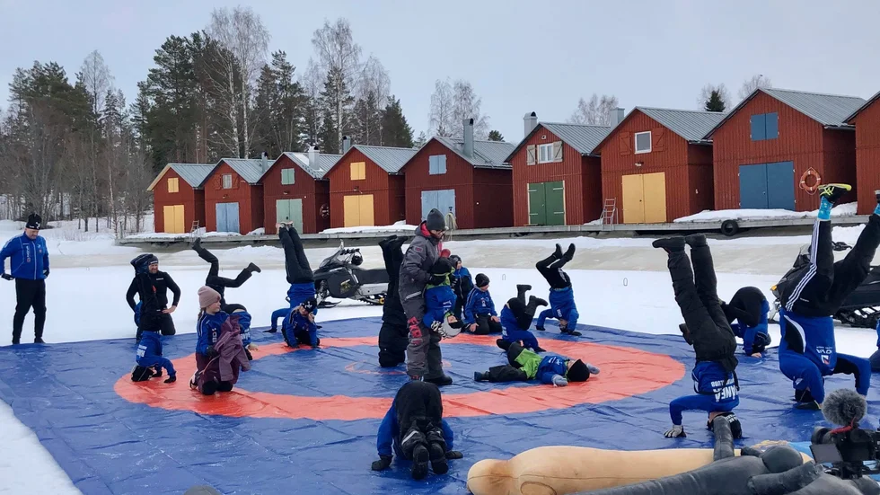 Råneå Brottarklubb tog det kallt nere på havsisen vid Känsön hamn utanför Råneå.