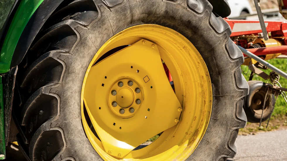 Polisen vill att lantbrukare är på sin vakt efter flera stölder från traktorer.