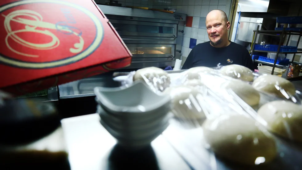 "Efter diskussioner med flera stamgäster och personal kom vi fram till att all vårdpersonal med legitimation får köpa våra pizzor för 50 kronor styck", säger Conny Ahlqvist, restaurangchef på Grappa.