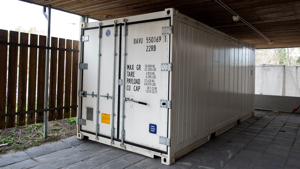 En kylcontainer för avlidna finns numera utanför Nyköpings lasarett respektive Mälarsjukhuset i Eskilstuna. En container ska också placeras utanför Kullbergska sjukhuset i Katrineholm.