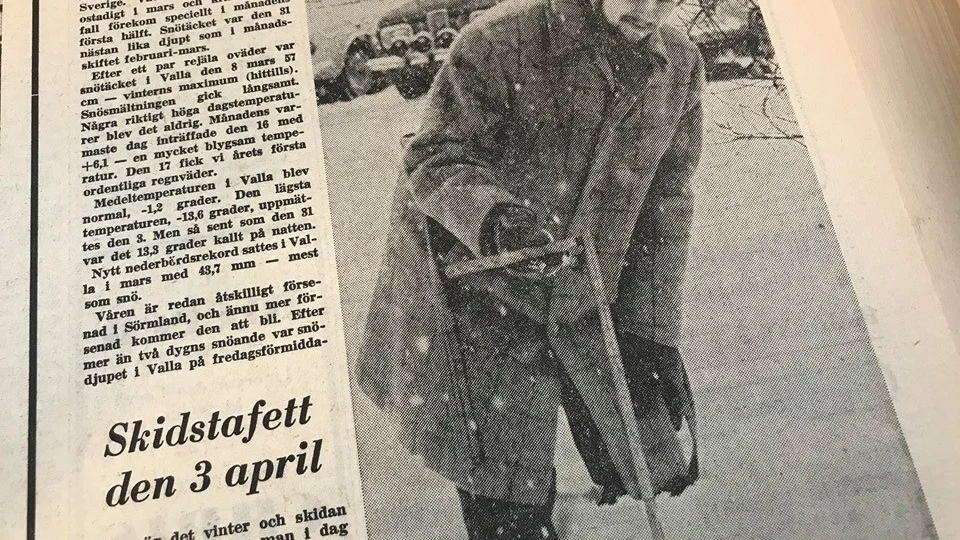 Kuriren för 50 år sedan: Sören Soldan vid Valla väder demonstrerat snödjupet i dag den 3 april. 55 cm ungefär. Bara några centimeter från rekordet i februari 1966.

