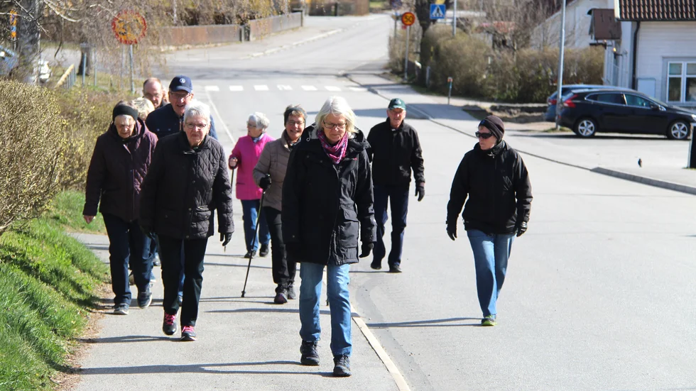 PRO Kisas sedvanliga tisdagspromenader stoppas inte av coronaviruset. Vi mötte upp dem under deras vandring genom samhället.