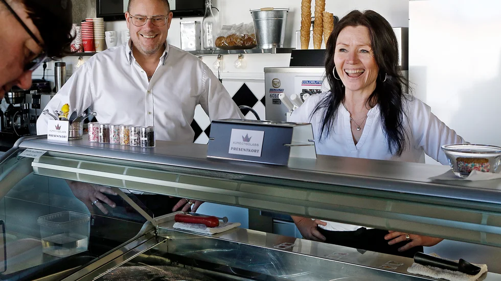 Flera kunder och glada miner från första stund när Andreas och Ussi Hedenskog slog upp portarna till sitt kungliga glasscafé. 