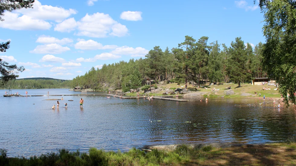 "Jag har hört att det är 22 grader. Jag är en badkruka men har varit i så det är ett bra betyg." säger Karin Bergh Åstrand om badtemperaturen i Hesjön. 