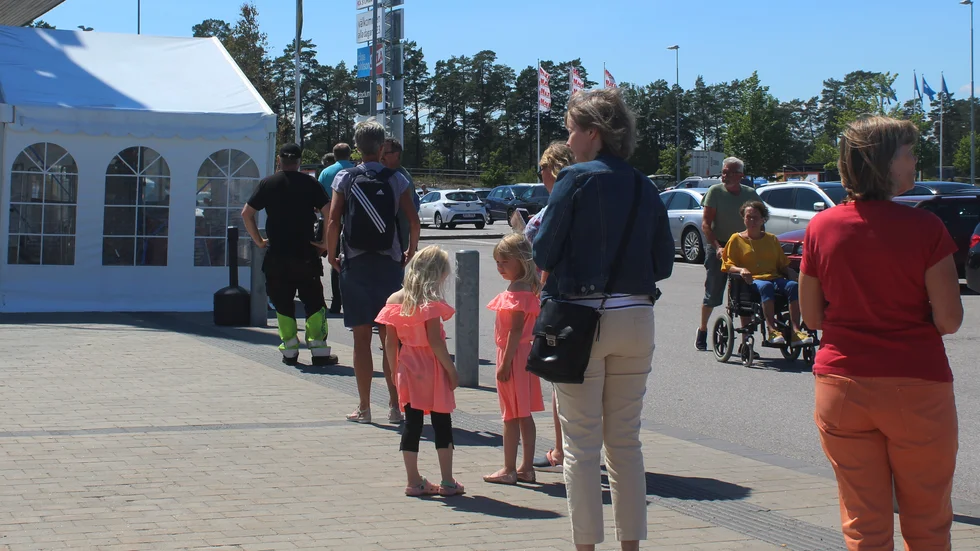 Långa köer vid jordgubbsståndet utanför Ica Maxi i Västervik. 