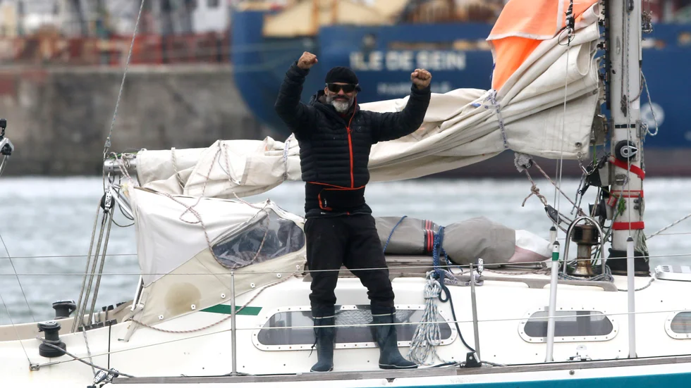 Juan Manuel Ballestero på sin båt Skua i Mar del Plata efter att ha seglat över Atlanten från Portugal sedan den 24 mars.