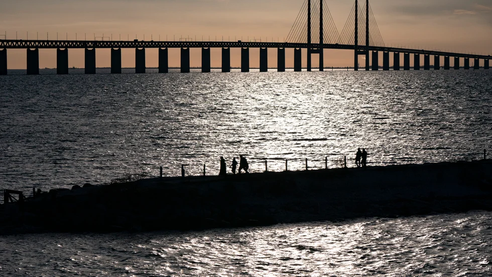 Det blir fortsatt skralt med resande över Öresundsbron. Smittläget i Skåne anses vara för högt, liksom nästan hela övriga Sverige, enligt danska myndigheter. Arkivbild.