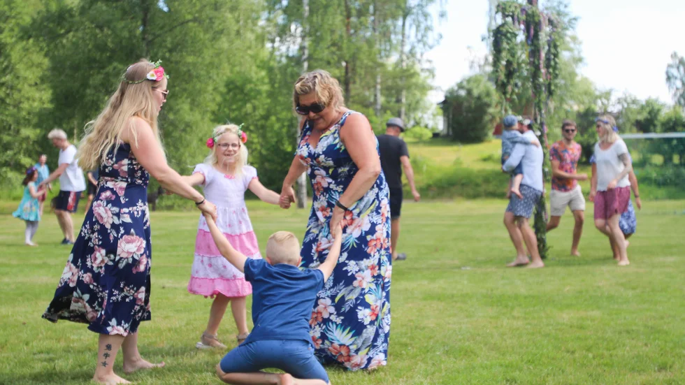 Familjerna dansar tillsammans i små ringar, men på behörigt avstånd.