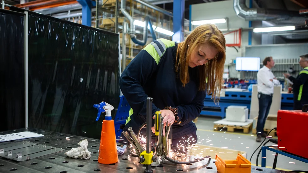 Svetsaren Erica Karlsson arbetar med att ta fram produkter till det amerikanska företaget.